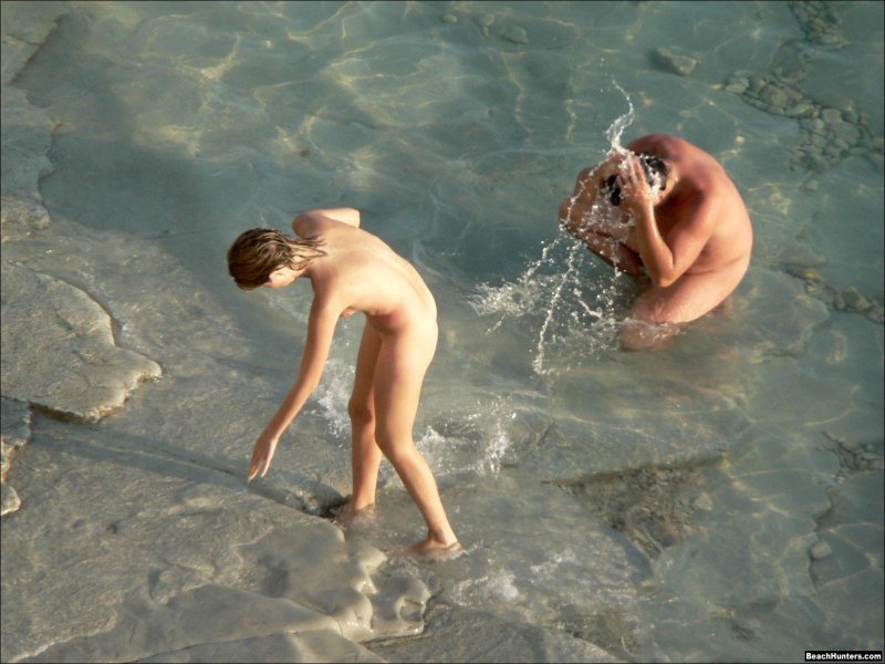 Мальчики купаются голышом