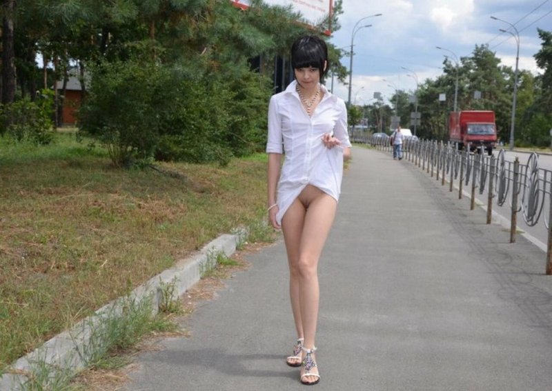Девушки без трусиков на улице