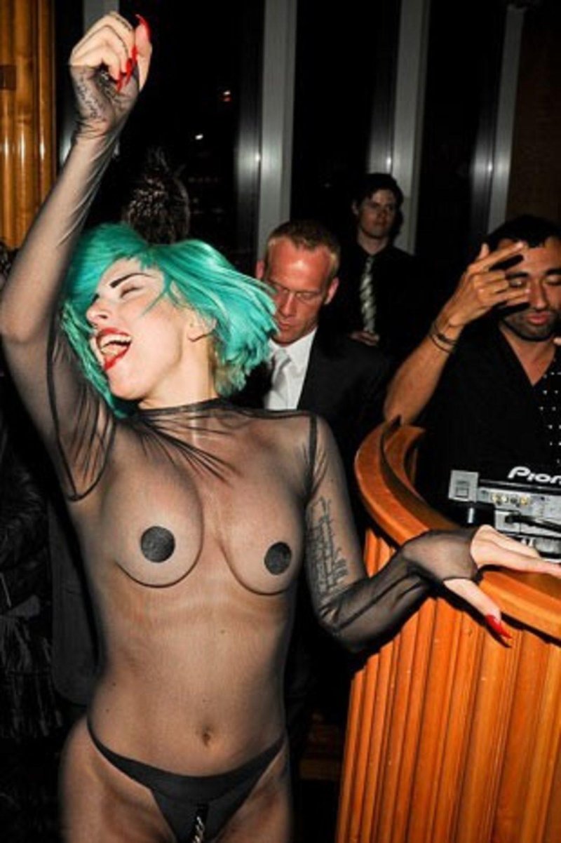 Леди гага обнажилась