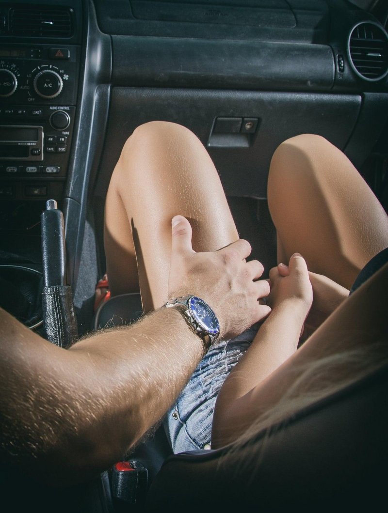 Мужская рука на женской ноге в машине