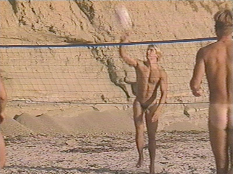 Мужик бегает голый на пляже