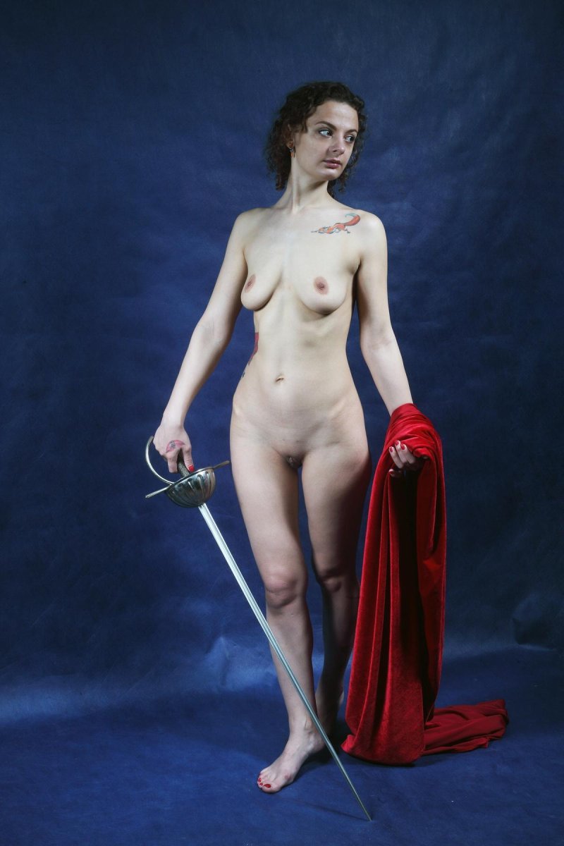 Девушка со шпагой