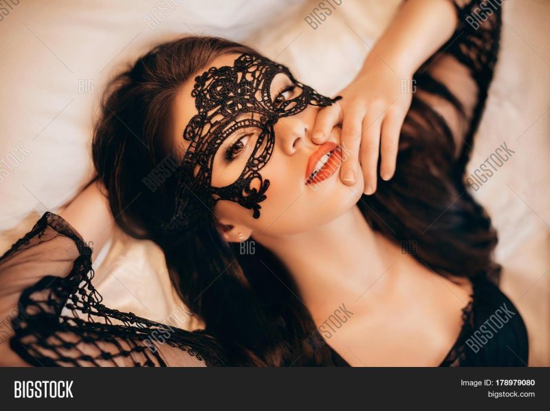 Кружевная маска