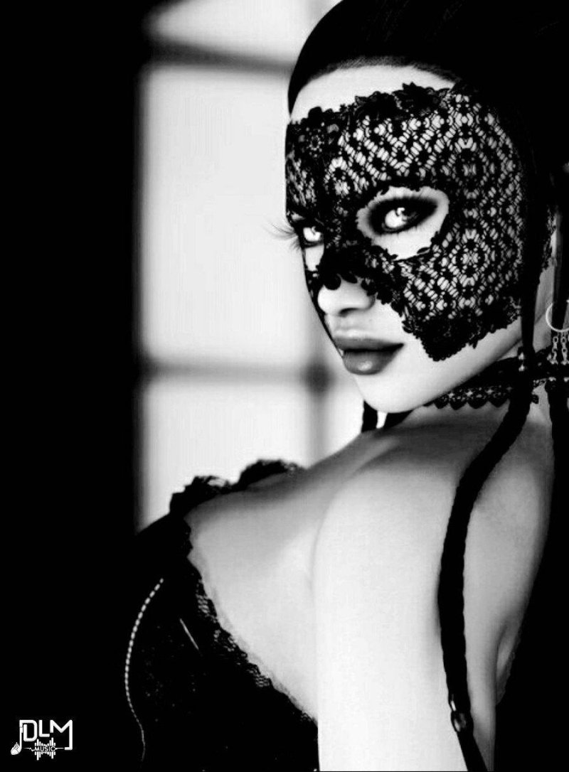 Девушка в маскарадной маске