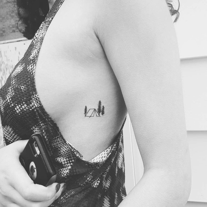 Тату под грудью