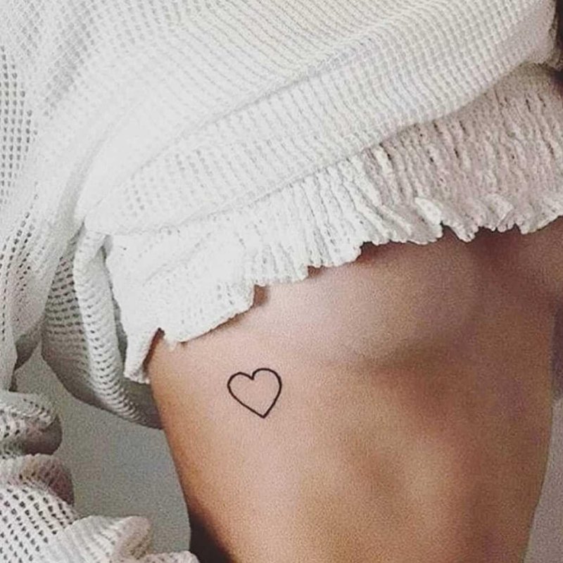 Мини тату сердце под грудиной