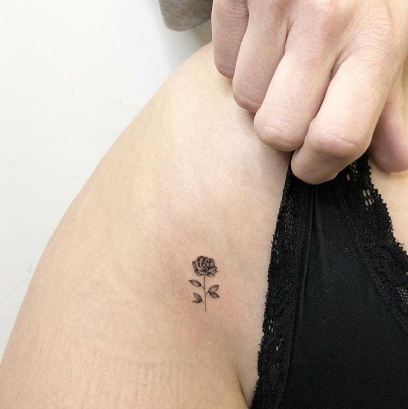 Маленькая тату для девушки