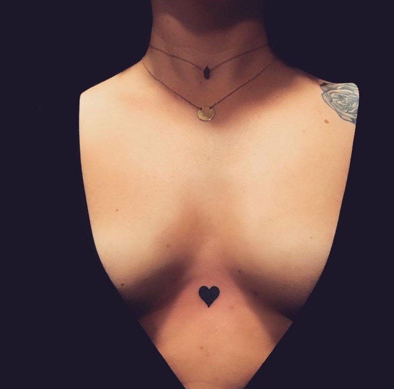 Тату на груди женские маленькие