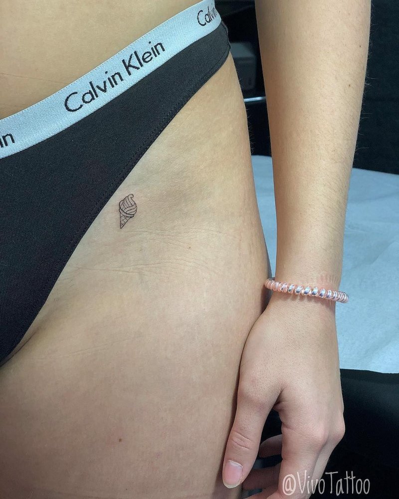 Тату в зоне бикини у девушек