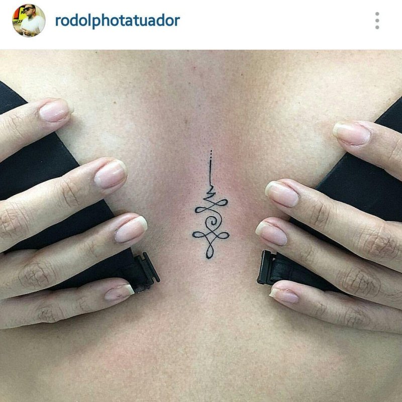 Тату уналоме между грудиной
