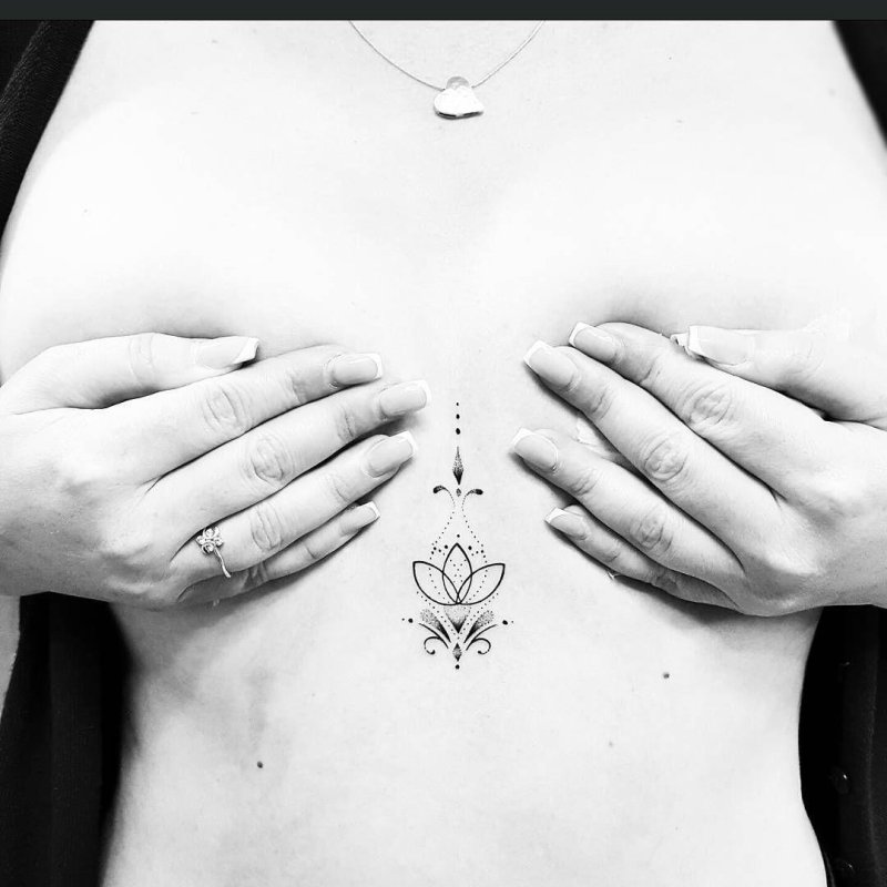 Тату лотос под грудью