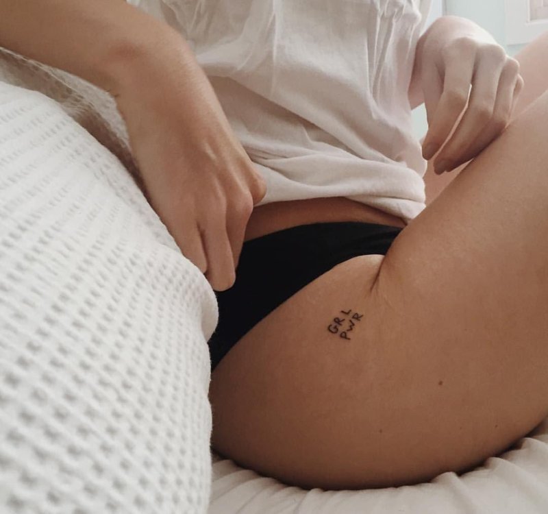 Маленькие тату на бедре