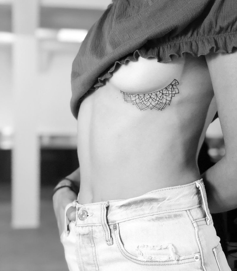 Тату под грудью женские