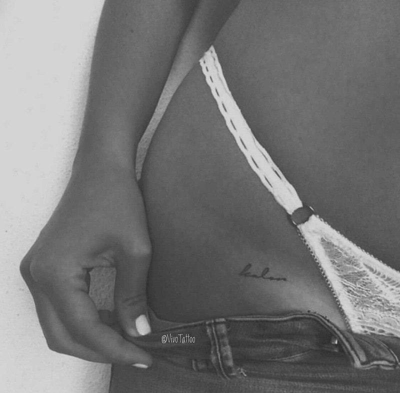 Маленькие тату на бедре