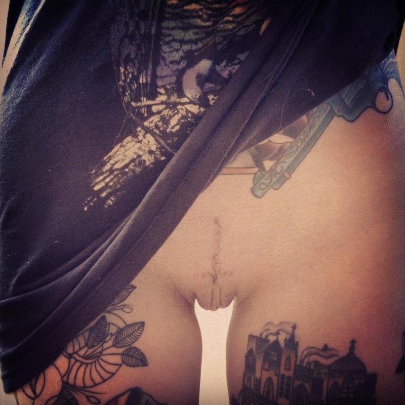 Девушка с татуировками