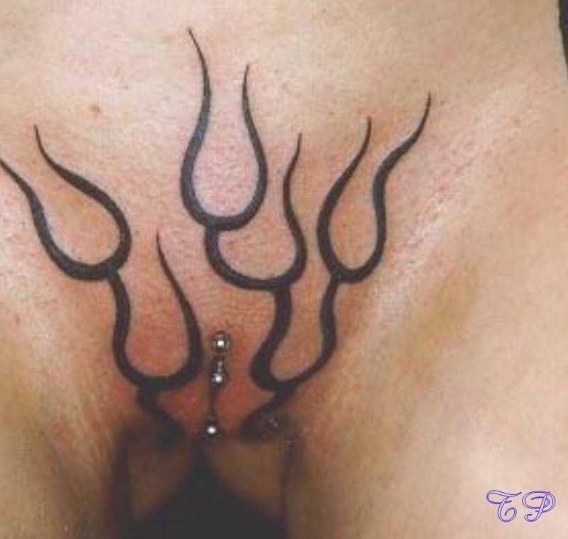 Тату на женской письке