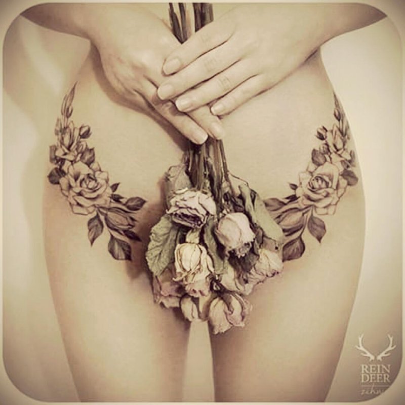 Женская татуировка на бедре