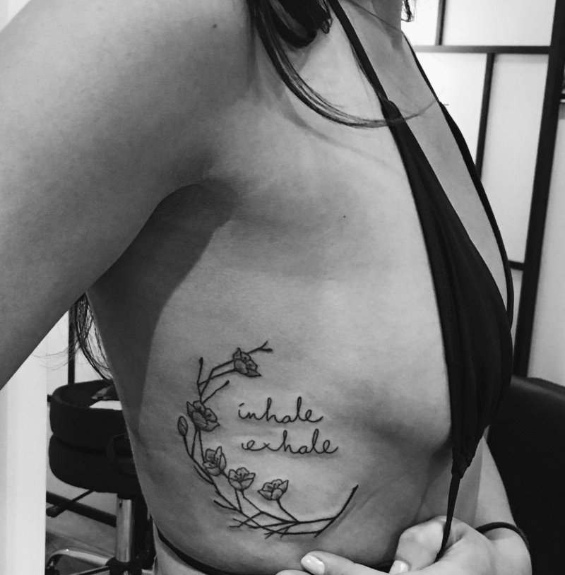 Тату веточка на ребрах