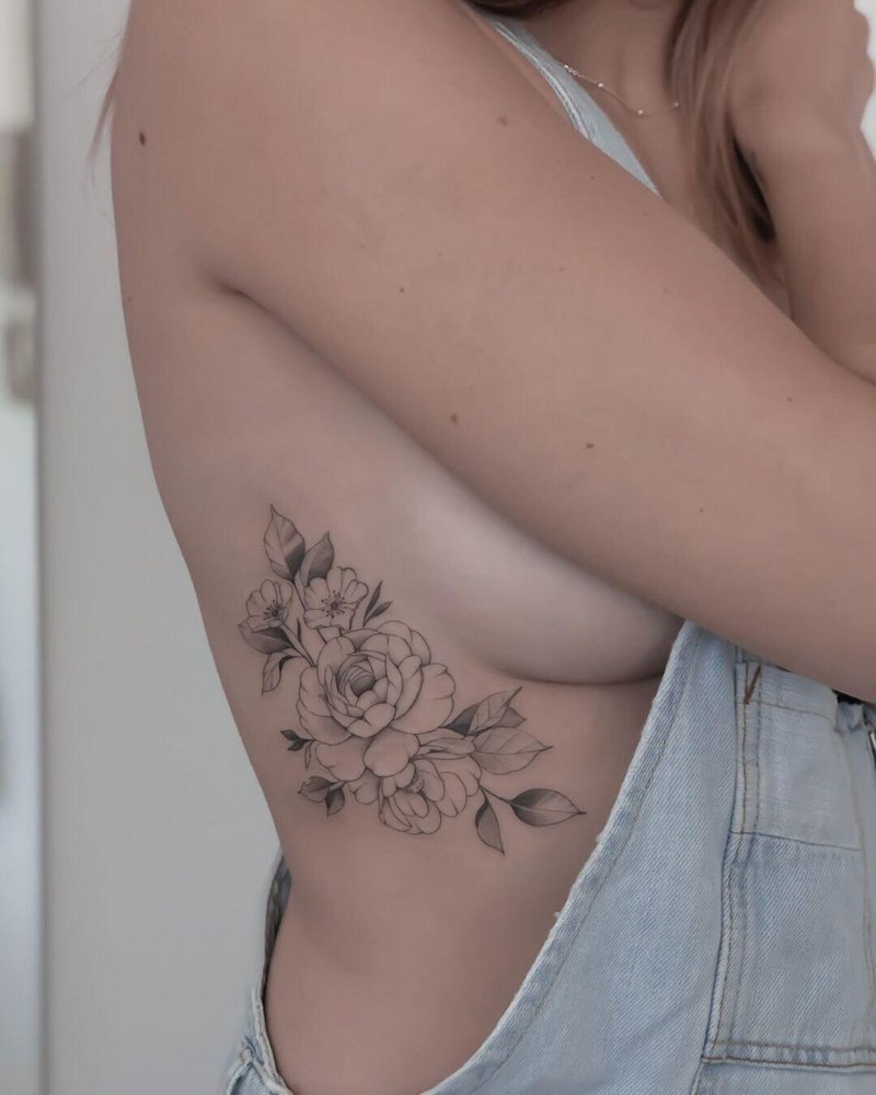 Тату на ребрах цветы