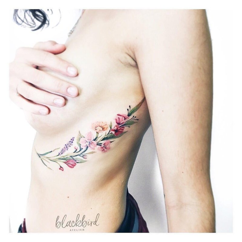 Тату перо под грудью