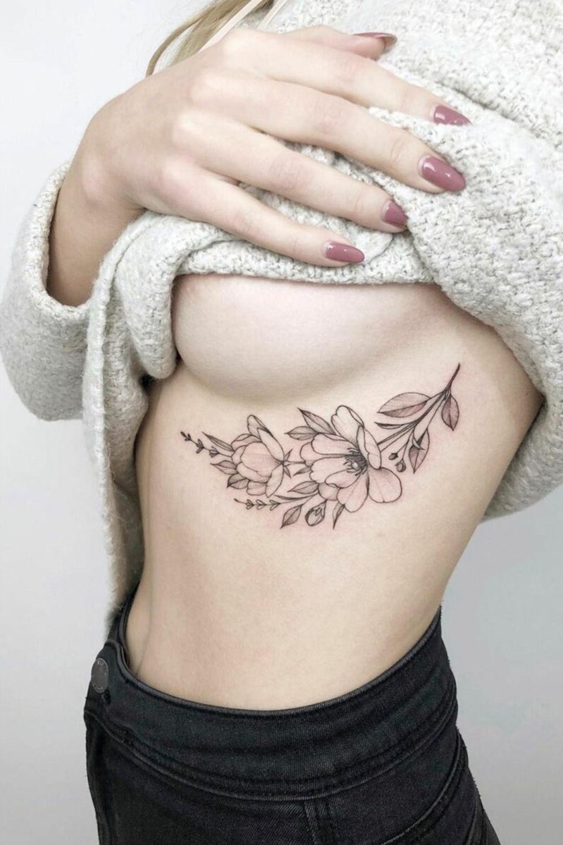 Под грудью тату