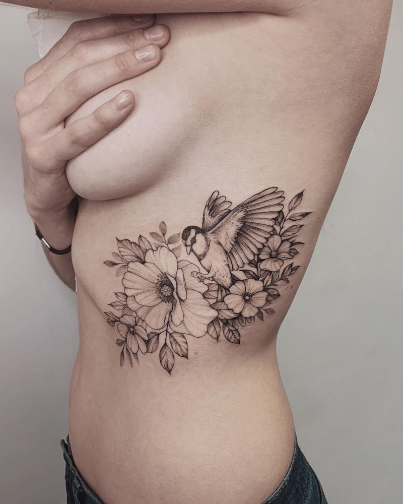 Женские тату на ребрах