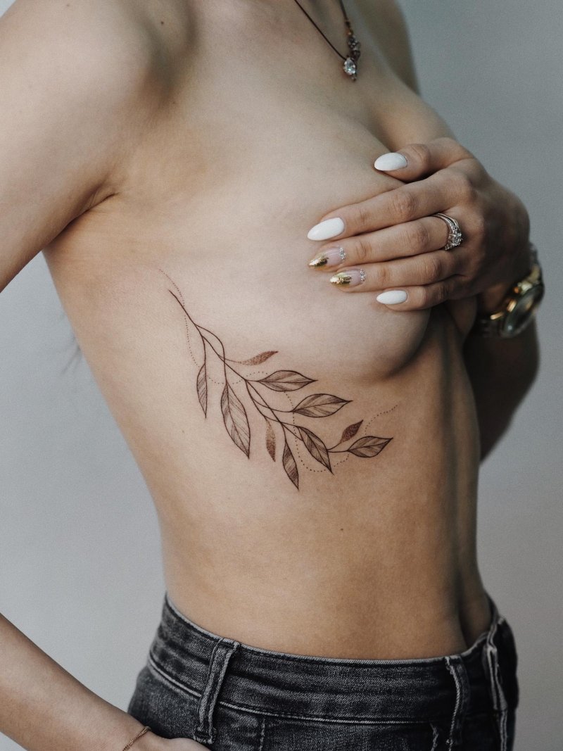 Женские татуировки под грудью