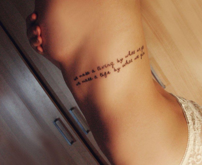 Тату на ребрах для девушек надписи