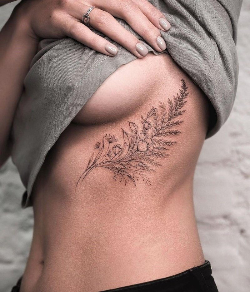 Женская татуировка на бедре
