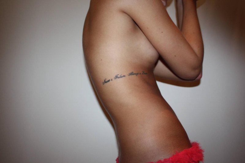 Тату под ребром у девушек