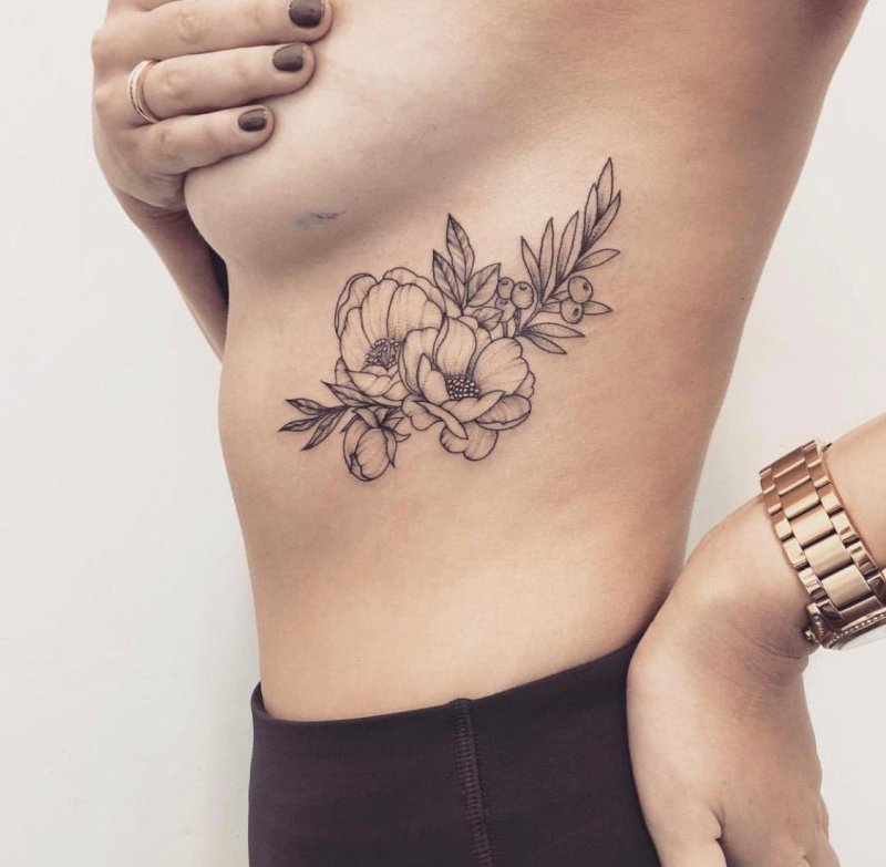 Татуировка на рёбрах для девушек