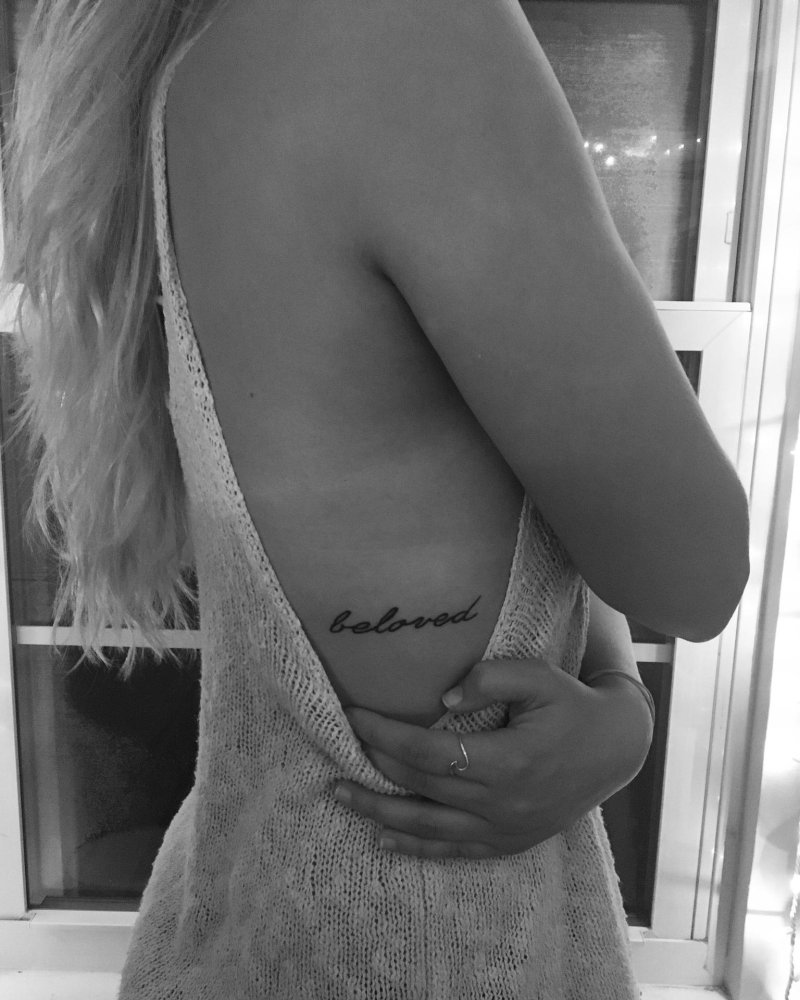 Татуировки надписи для девушек