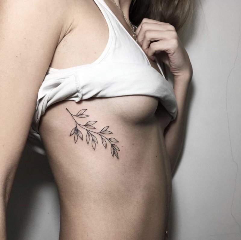 Тату на ребра