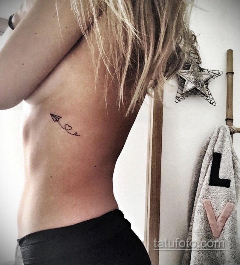 Маленькие татуировки на ребрах