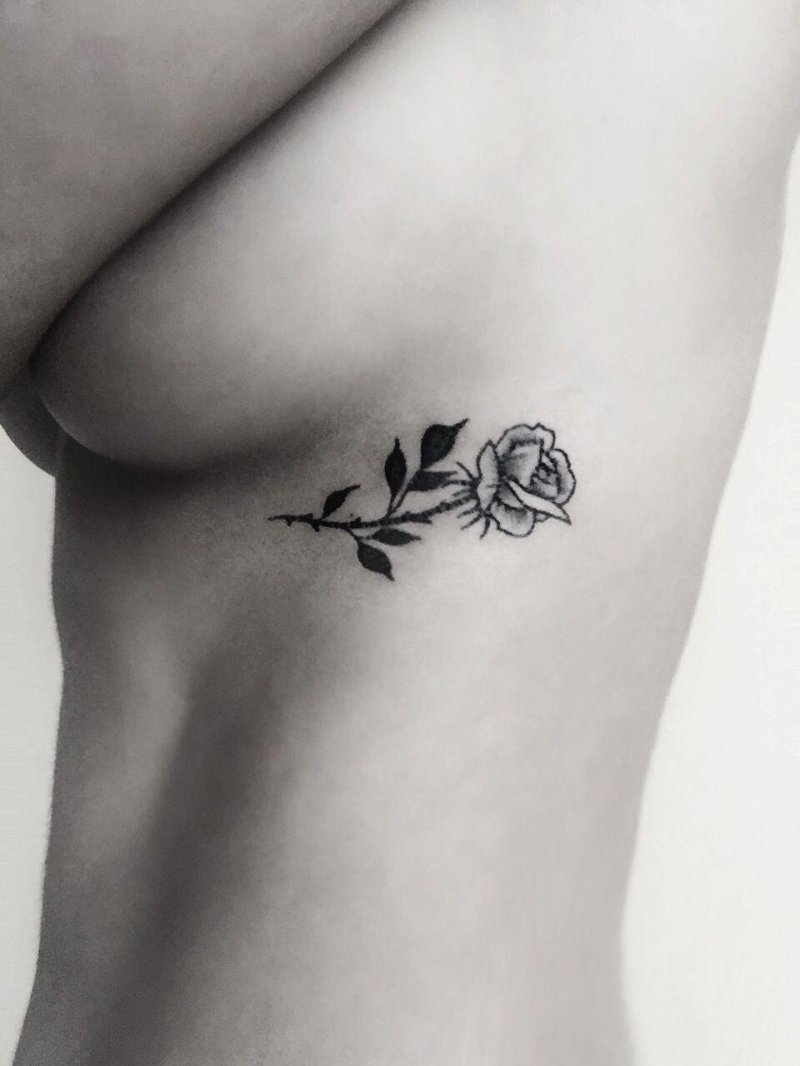 Мини тату под грудью