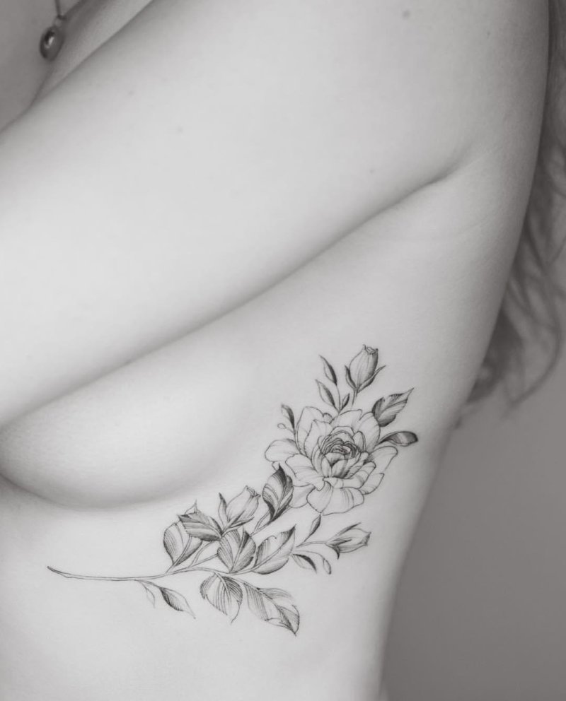 Тату под грудью цветы