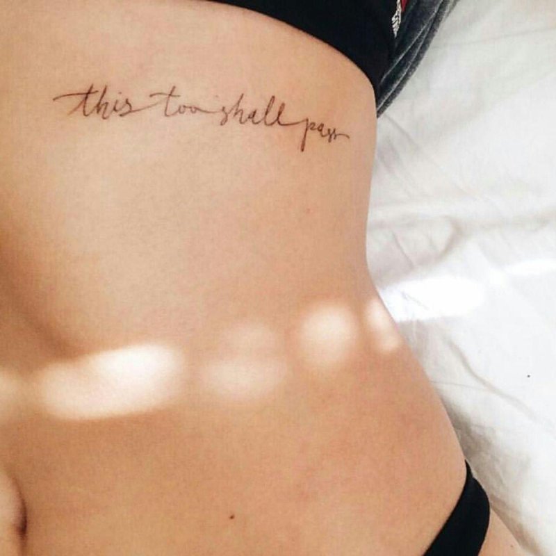 Тату на ребрах для девушек надписи