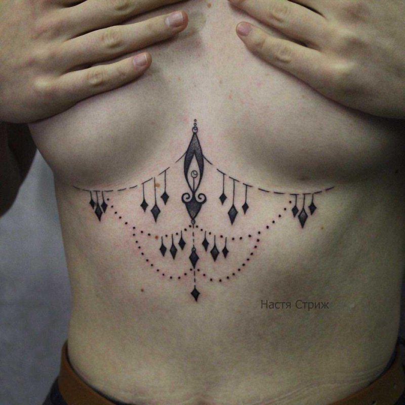 Тату под грудь