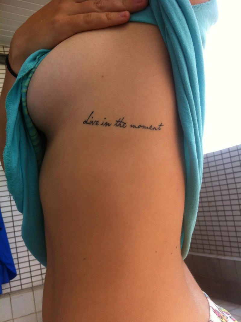Тату на ребрах для девушек надписи