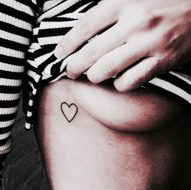 Тату сердечко под грудью