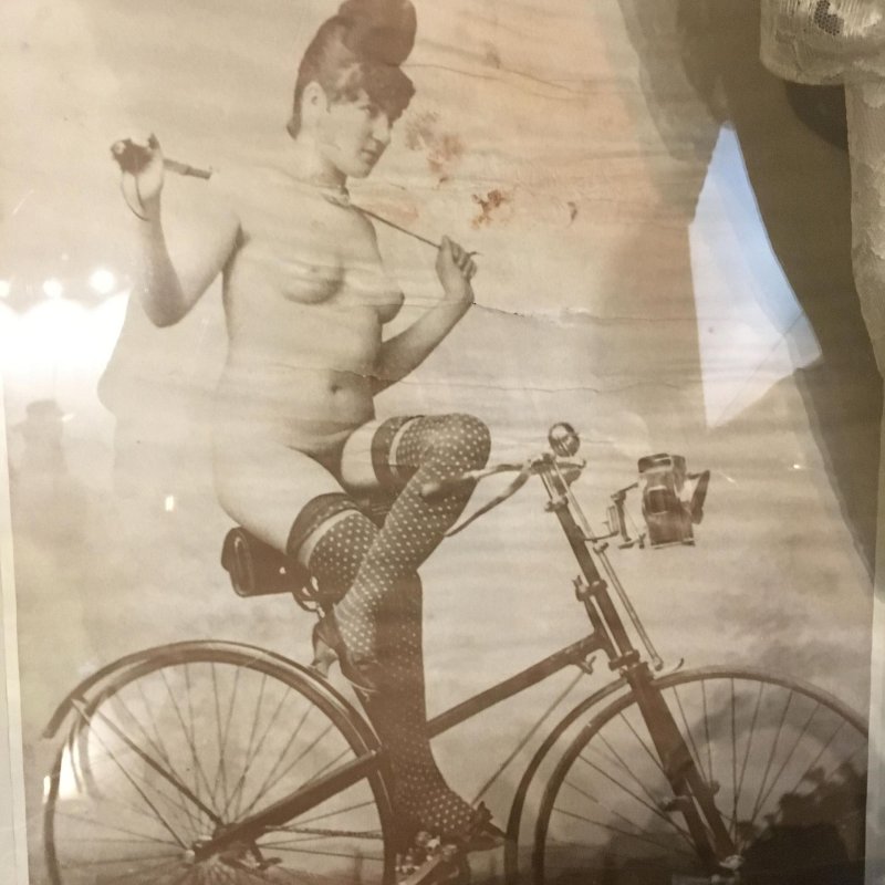 Голые женщины на велосипеде ретро