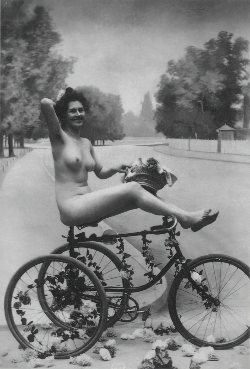 Ню ретро велосипедистки