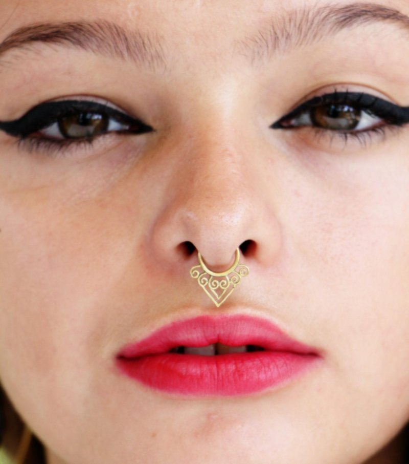 Пирсинг в носу септум