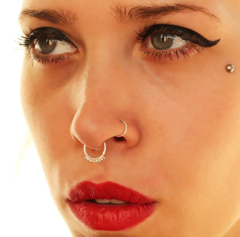 Кольцо в носу у девушки