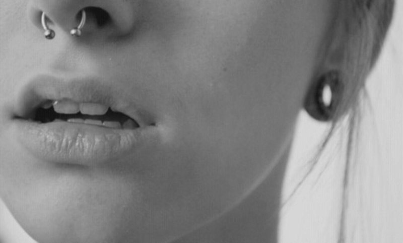 Прокол носа кольцо септум