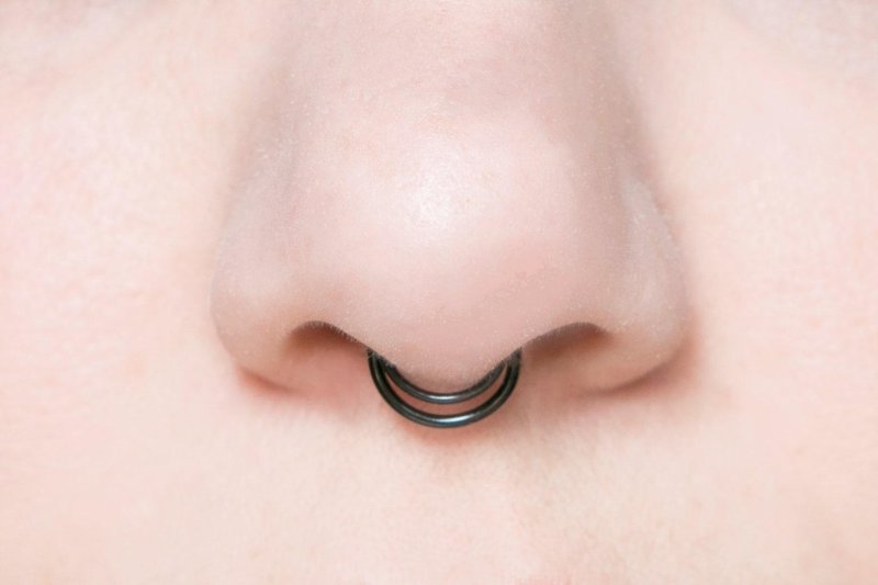 Септум сбоку носа кольцо прокол