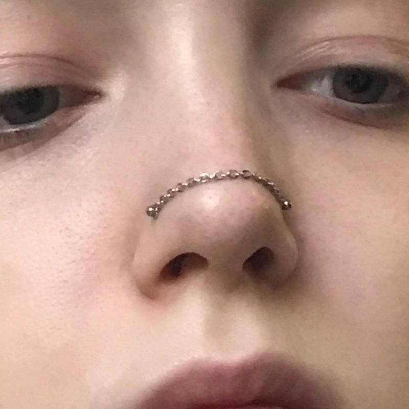 Пирсинг сердечко в нос