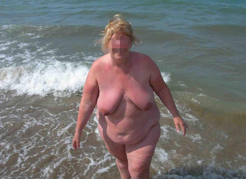 Пожилые женщины на пляже