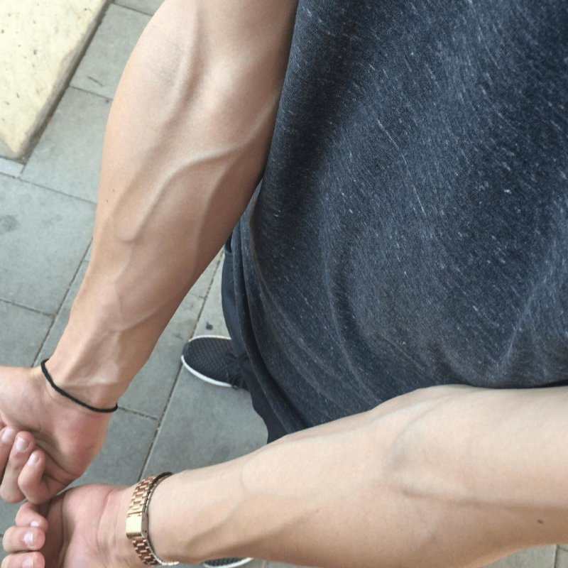 Вены выпирают на руках