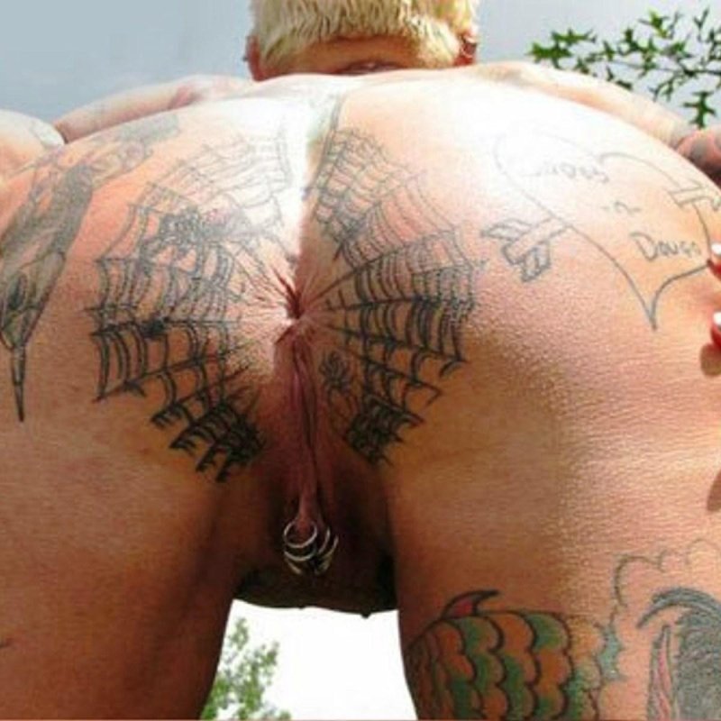 Порнозвезда с тату